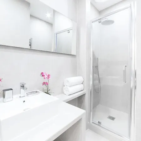 Livinparis - Luxury 3&4 Bedrooms Montmartre I *