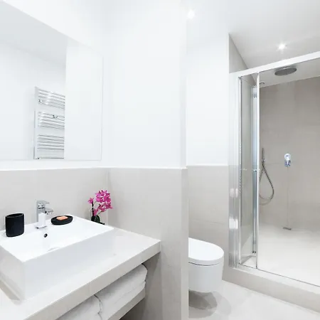 Livinparis - Luxury 3 & 4 Bedrooms Montmartre I