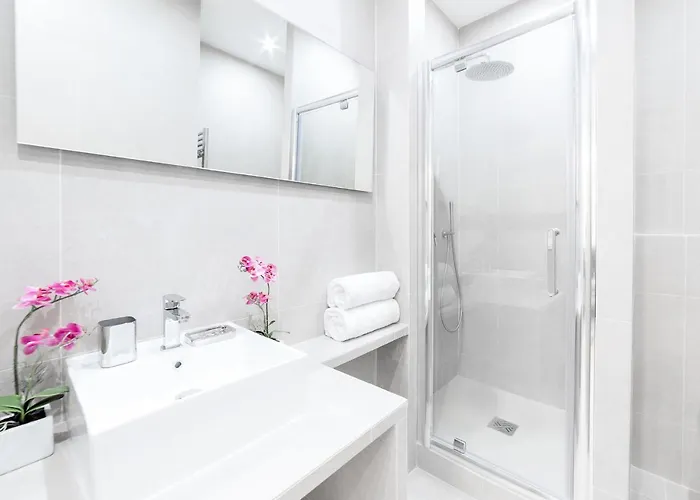 Livinparis - Luxury 3&4 Bedrooms Montmartre I *