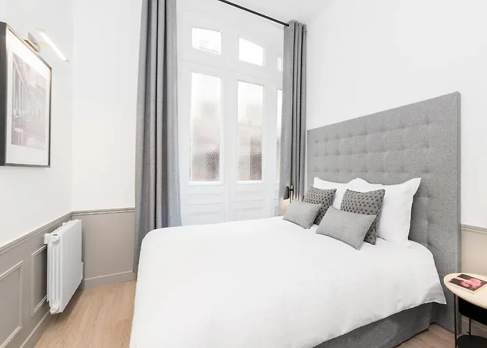 Livinparis - Luxury 3&4 Bedrooms Montmartre I * Paris