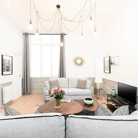 Livinparis - Luxury 3 & 4 Bedrooms Montmartre I Apartment